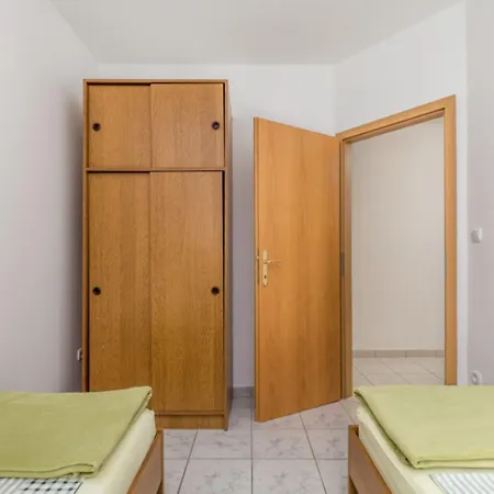 Apartment Cathy - 50m From The